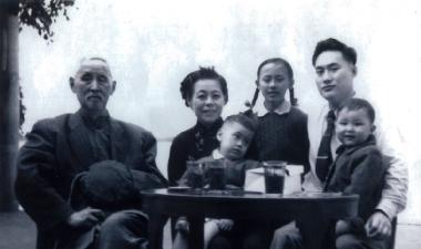1960年夏，徐青甫(左一）与从上海回杭州度假的儿孙在西湖边喝茶.jpg