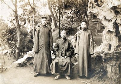 1918年8月，李叔同（中）与丰子恺（右）合影。.jpg