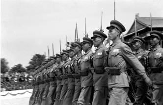 1950年国庆阅兵，身穿50式军服的步兵部队接受检阅。.jpg