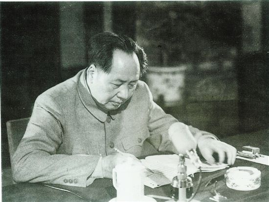 1954年初，毛泽东在杭州审改《中华人民共和国宪法（草案）》初稿。.jpg
