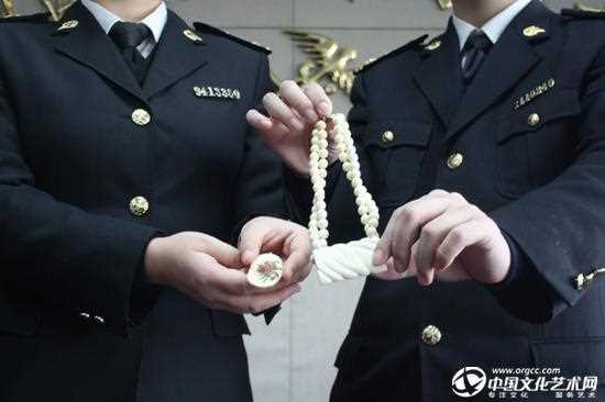 图为：杭州海关查获疑似象牙项链、摆件 陈天远/摄 