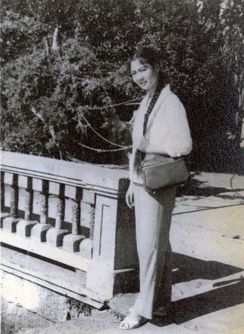 图1：罗蔚玲在沈塘路宅院(1970年代).jpg