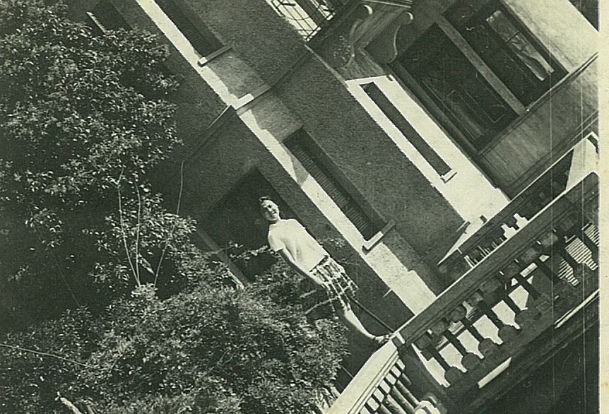 图3：罗蔚玲在老屋前（70年代）.jpg