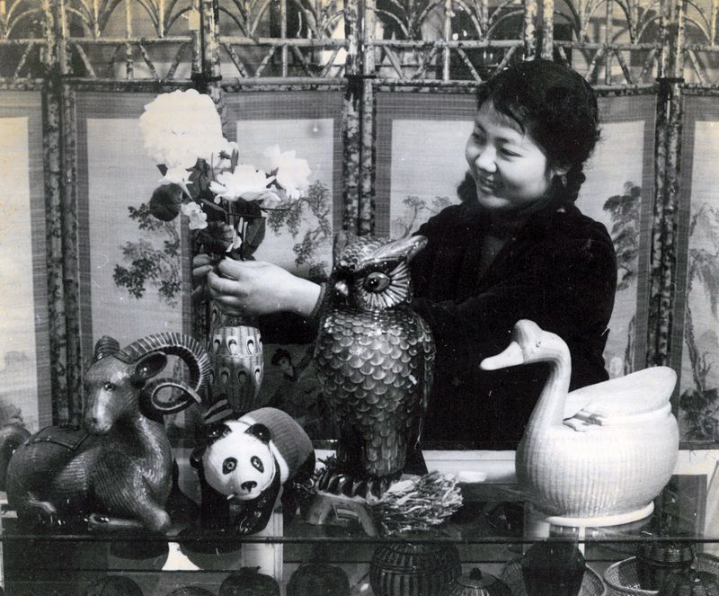 图9：罗蔚玲在工艺美术服务部(1970年代后期).jpg