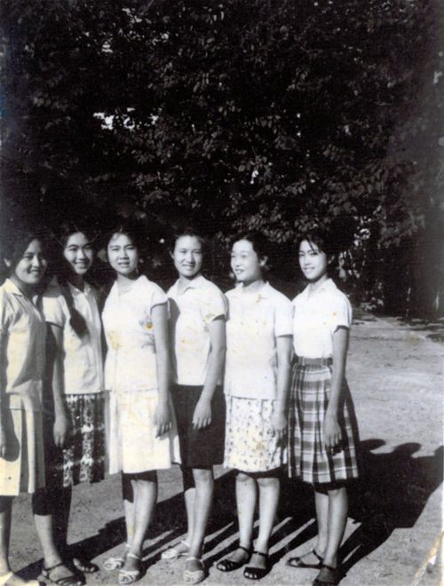 图5：罗蔚玲与中学同学(1970年代).jpg