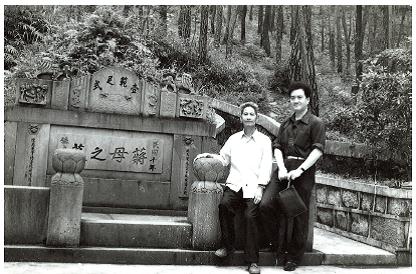 1983年6月，作者与王飞先生（左）在宁波奉化合影.jpg