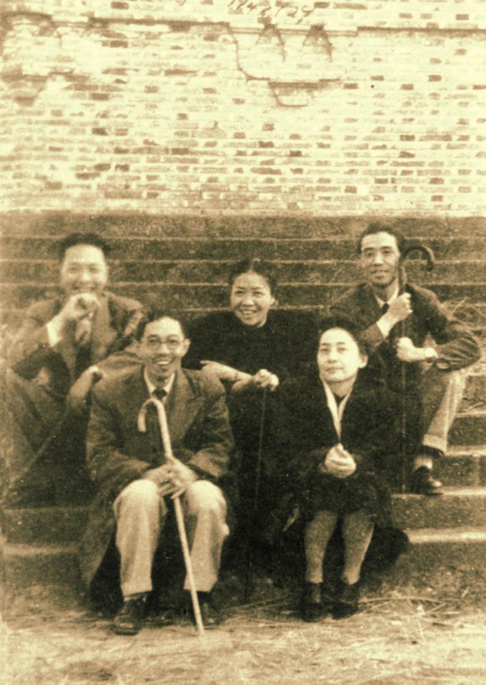 1946年茅盾（前左）和友人游宝石山.jpg