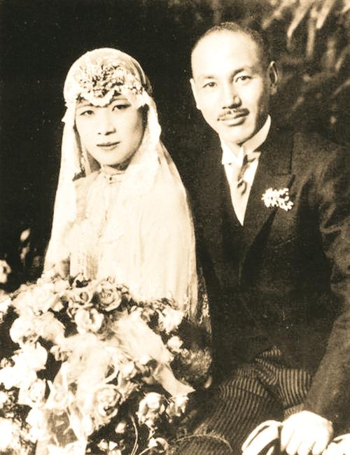 蒋介石与宋美龄的结婚照.jpg