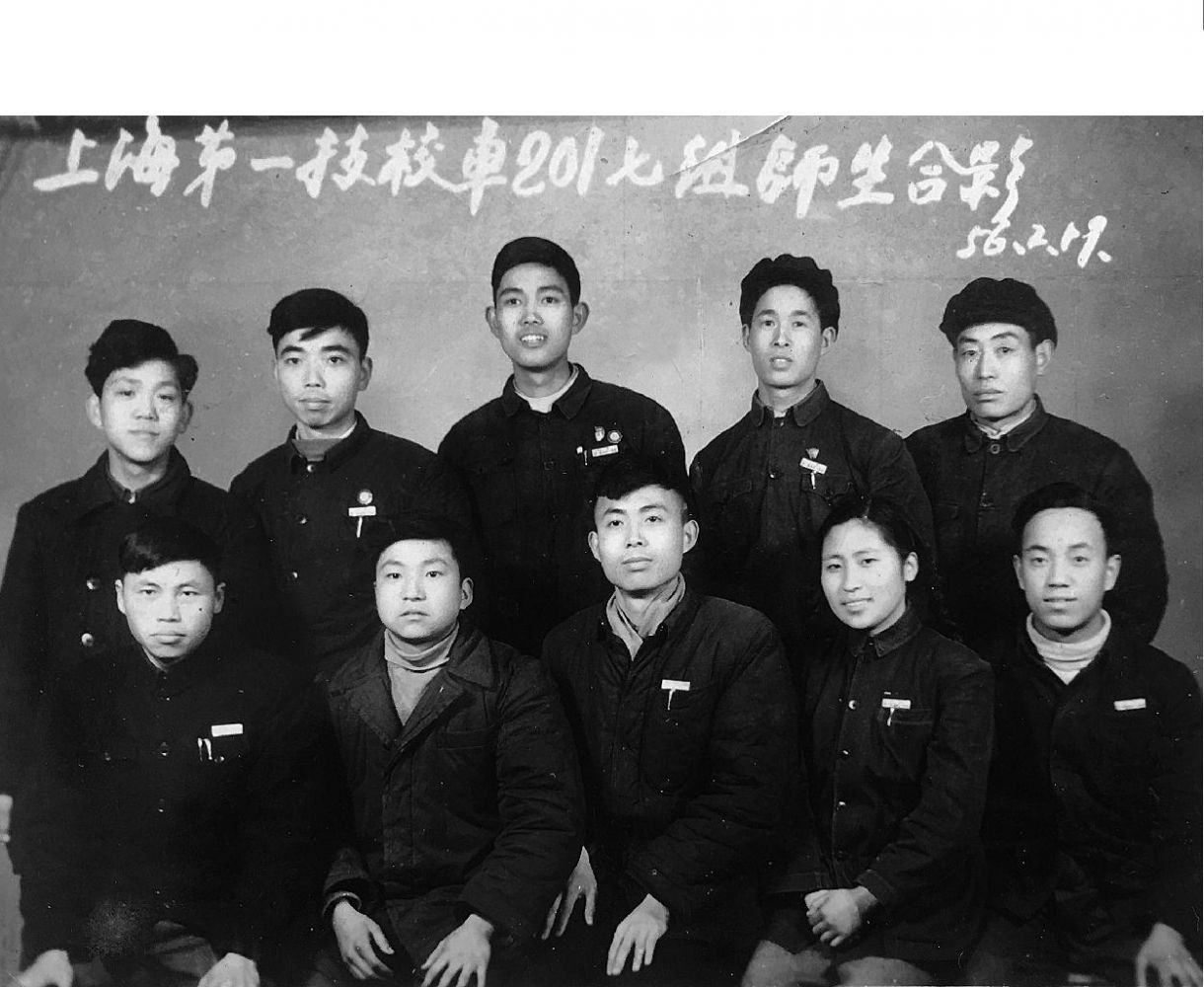 赵大隆（后排左二）在上海第一机器技工学校与同学的合影.jpg