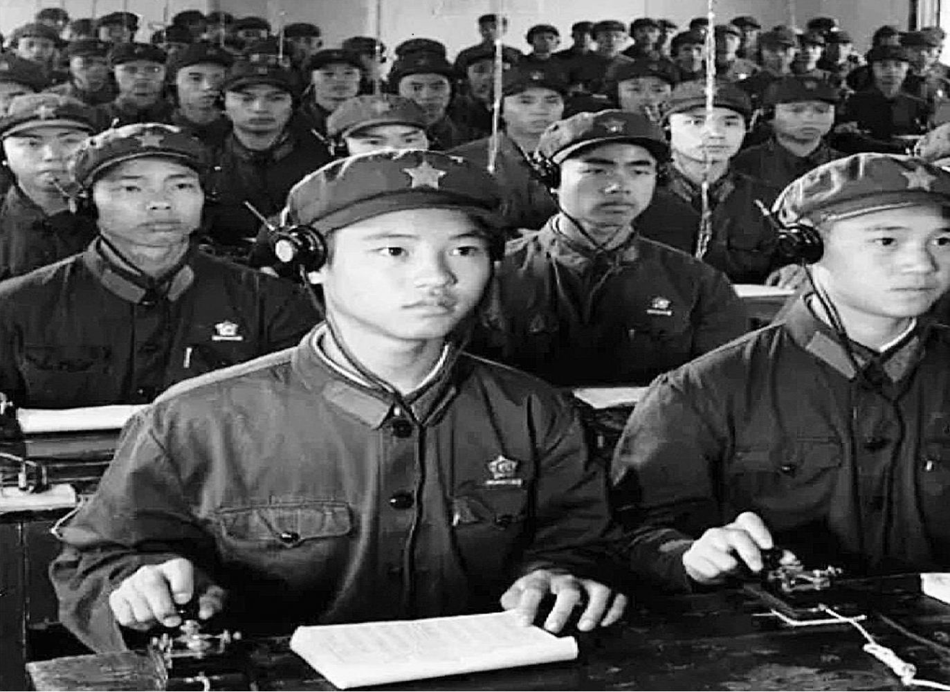 李荣庆（二排右一）所在的空军无线团.jpg
